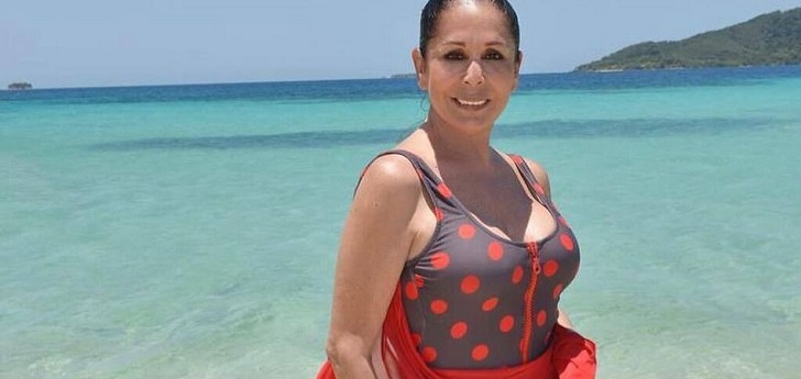 Isabel Pantoja con un bañador de Aque Apparel Aqüe Apparel: los bañadores de la ‘superviviente’ Pantoja saltan al retail y ponen rumbo al millón de euros